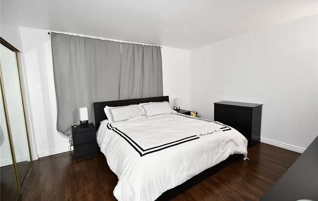Foto del edificio - FRESHLY PAINTED CONDO IS MOVE-IN READY! EN...