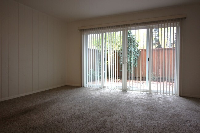 Foto del edificio - 2 Bedroom Townhome for Rent