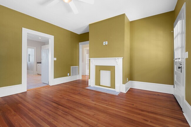 Foto del edificio - **Applications Pending** Available March 1...