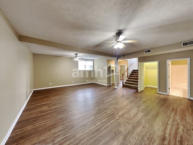 Foto del edificio - 3729 Henricks Hill Drive