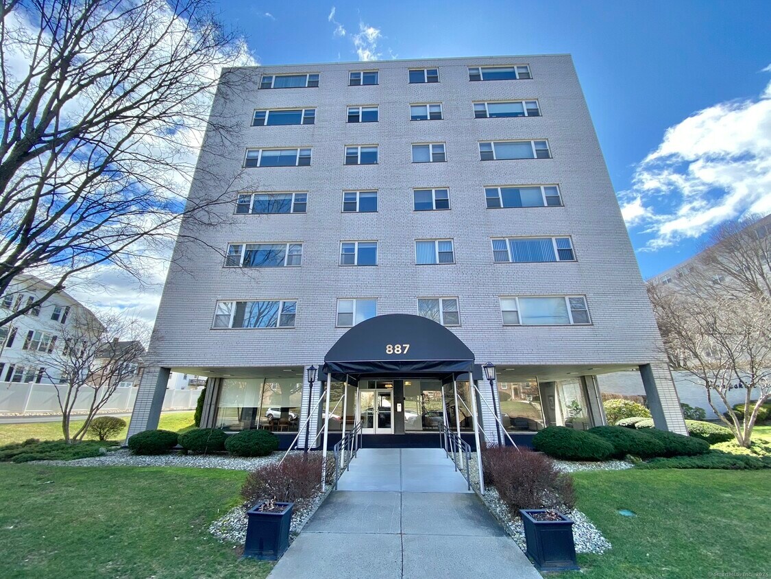 Primary Photo - 887 Farmington Ave