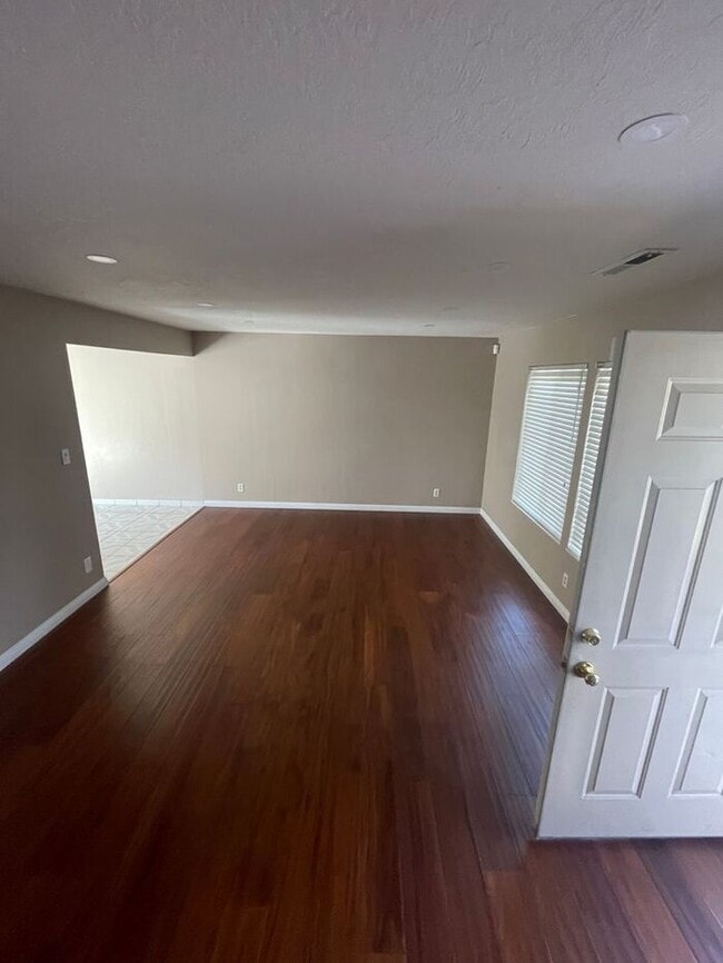 Building Photo - Great 3 Bedrooms 1.5 bath