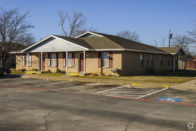 Building Photo - Kingswood Estates