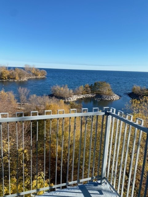 Photo du bâtiment - Waterfront 2 Bedroom Beautifully Renovated Unit