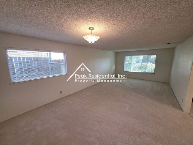 Foto del edificio - Nice Fair Oaks 3bd/2ba Home with 3 Car Gar...