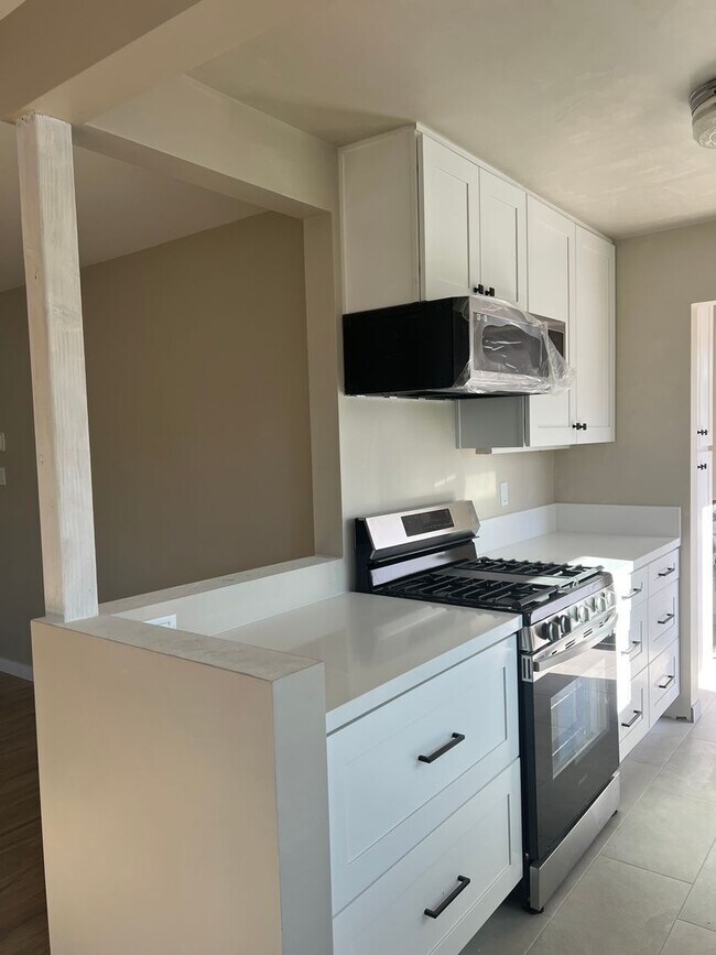 Building Photo - Newly Remodeled 3 bedroom 2 Bath Single St...