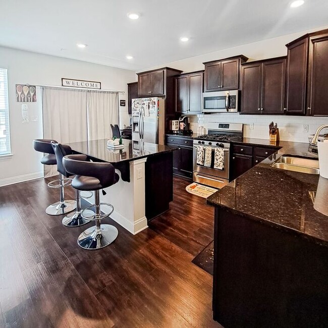 Foto del edificio - Gorgeous 3-Level End Unit Townhome, 3 Bedr...