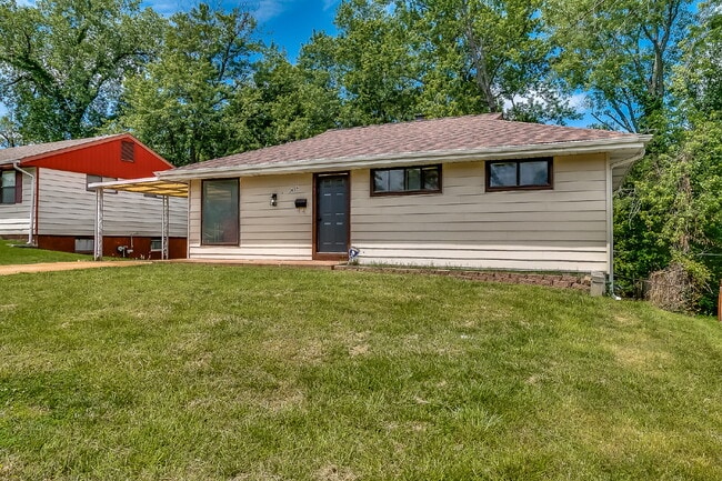 Building Photo - "Charming 3-Bedroom Retreat in St. Louis with Spacious Living!"