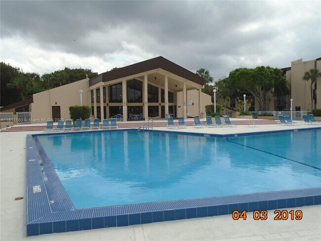 Foto del edificio - 14601 N Kendall Dr