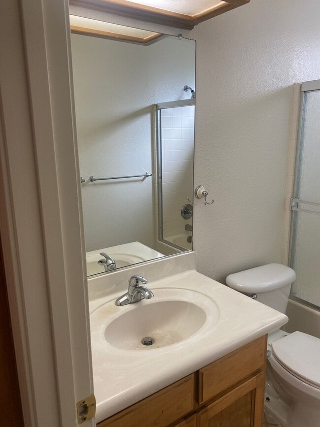 Building Photo - 4 bedroom 2 bathroom house in SE Visalia!
