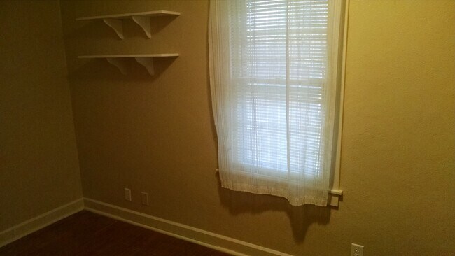 Dormitorio. - 1201 N Madison St