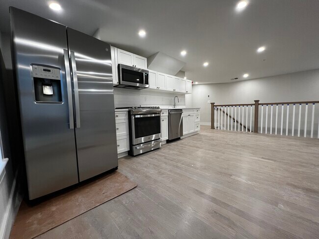 Building Photo - 13 Greylock Rd