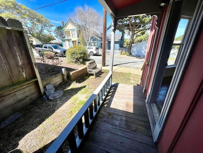 Building Photo - 5th Street Charm! Apply NOW!