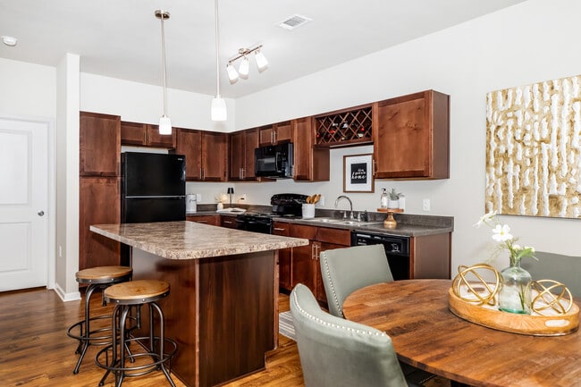 Building Photo - The Landings at Creekside