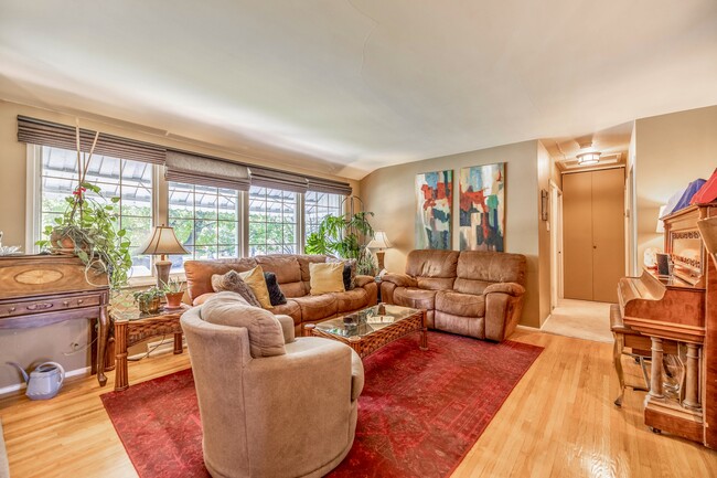 Building Photo - 2625 Assiniboine Cres