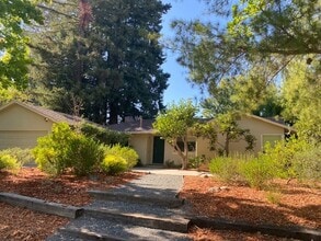 Building Photo - 140 E Floresta Way