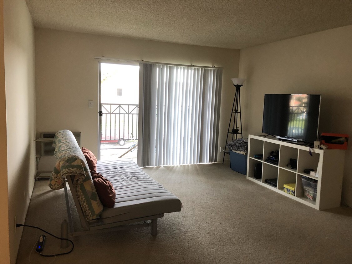 Spacious living room - 10215 La Hacienda Ave