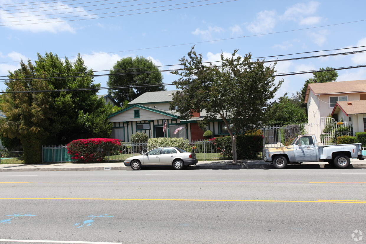 Building Photo - 22861 Vanowen St