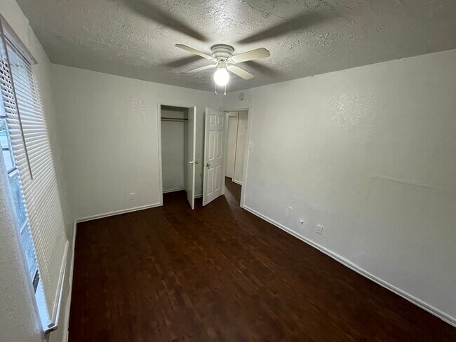 Building Photo - 3204 Hinton Blvd