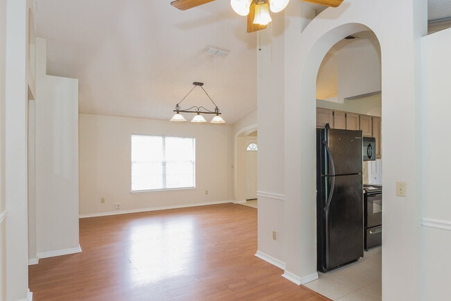 Building Photo - 7624 Pilgrims Trace Dr