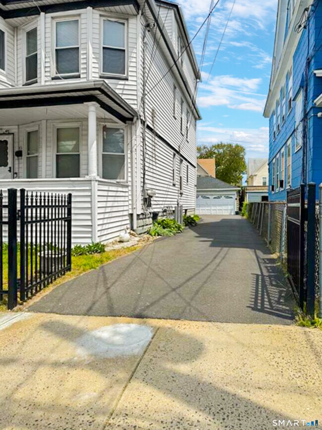 Foto del edificio - 532 Carroll Ave