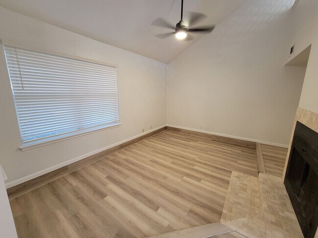 Building Photo - Bryan - 2 bedroom - 2 bath - 2 Story with carport