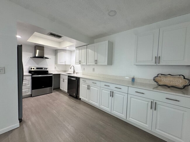 Building Photo - Annual unfurnished nicely renovated 2/2 villa near the Ringling Museum