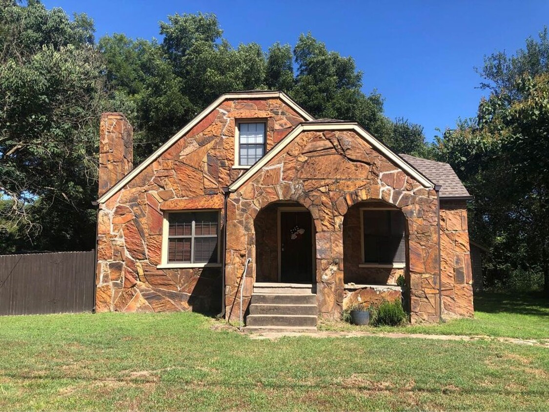 Primary Photo - Charming 3-Bedroom Home in Desirable Tulsa...