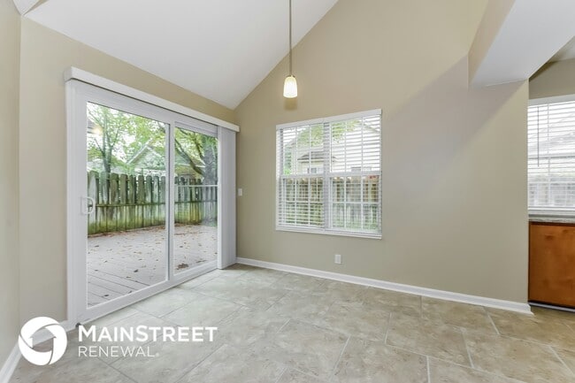 Building Photo - 2013 Valley Dr