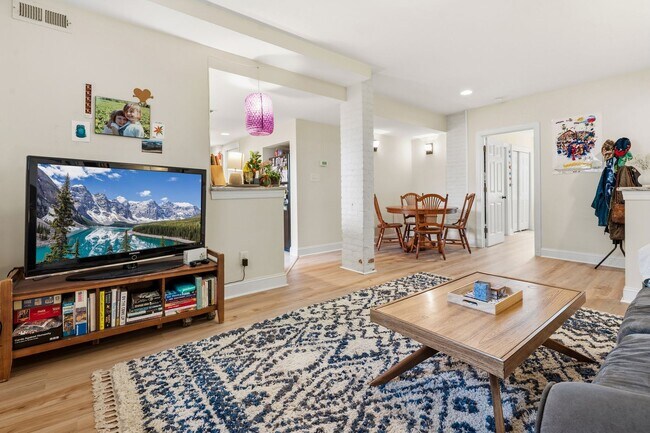 Foto del edificio - Beautiful apartment less than 1 mile from Brightleaf Square! Utilities Included!