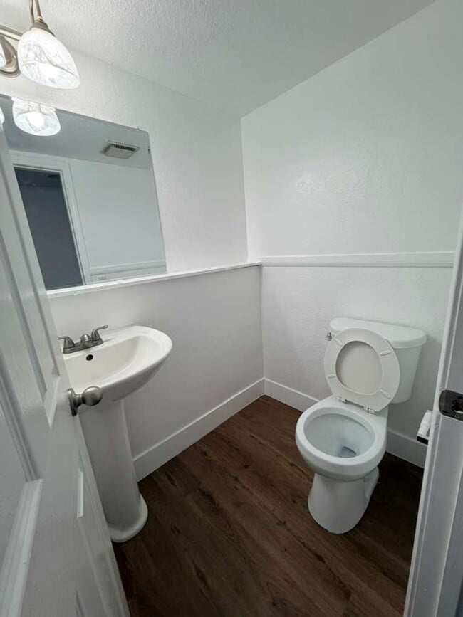 Building Photo - Freshly Updated End-Unit Townhome in the Gated Community of Vista Valencia