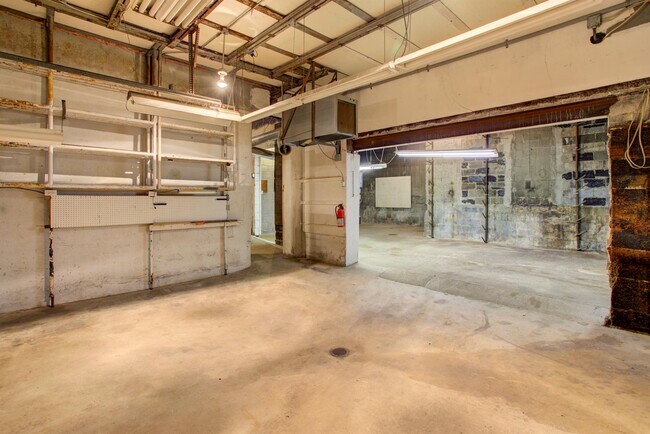 Building Photo - 814 6th St