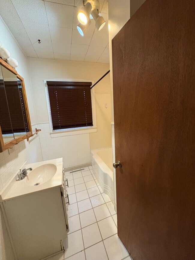 Foto del edificio - 614 W 3rd Ave