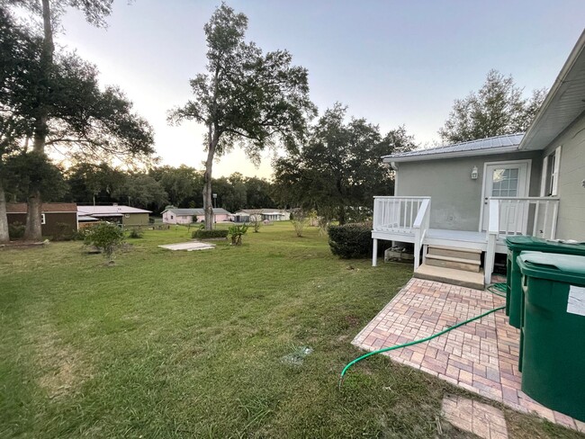 Foto del edificio - Beautiful 2/2 with large yard, Florida roo...