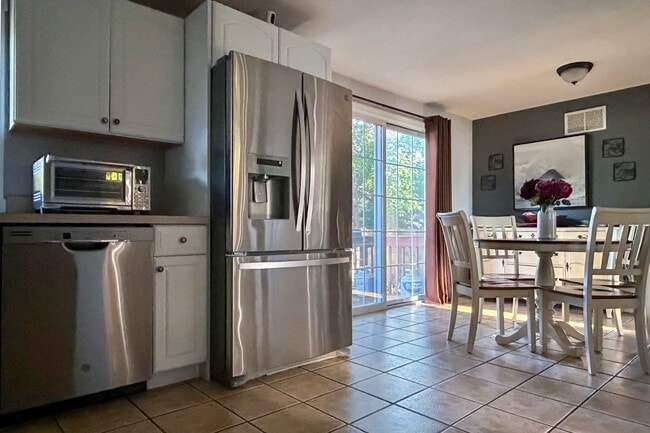 Cocina y zona de estar con cómoda - 278 Harrison St