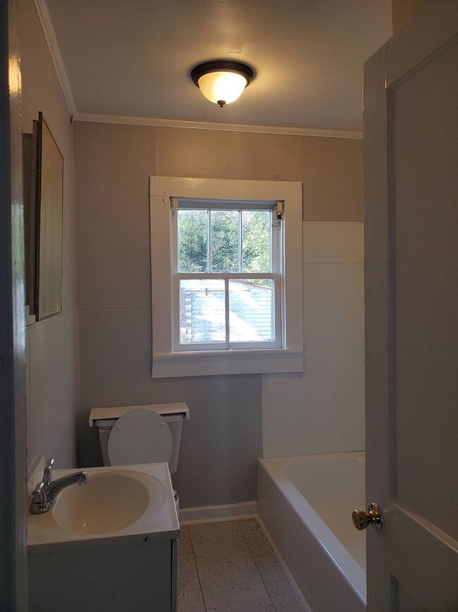 Building Photo - 206 Savannah Ave