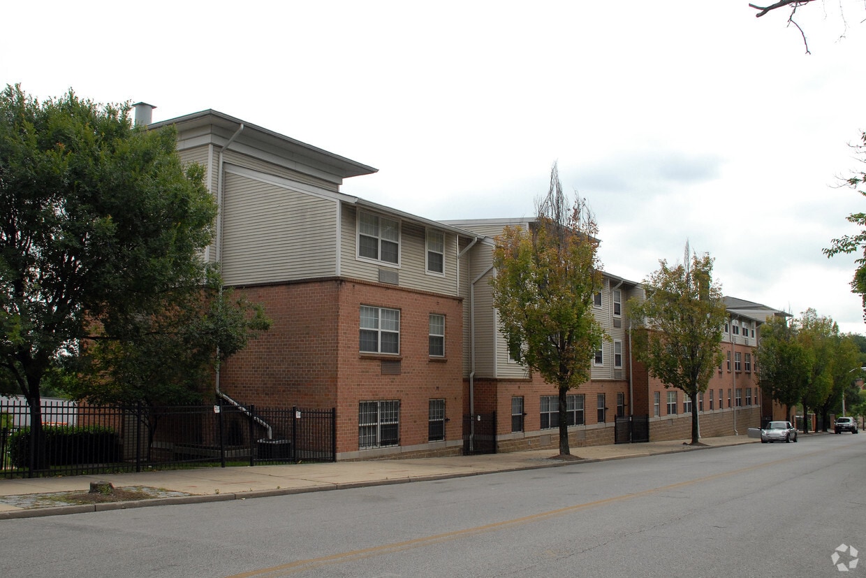 Primary Photo - 2325 Hollins St