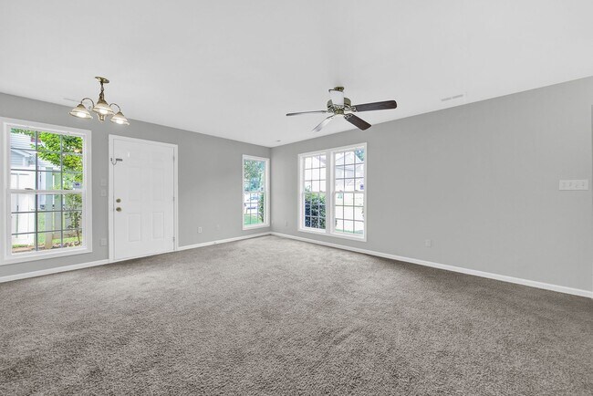 Foto del edificio - Two-story Condominium with Easy Highway Ac...