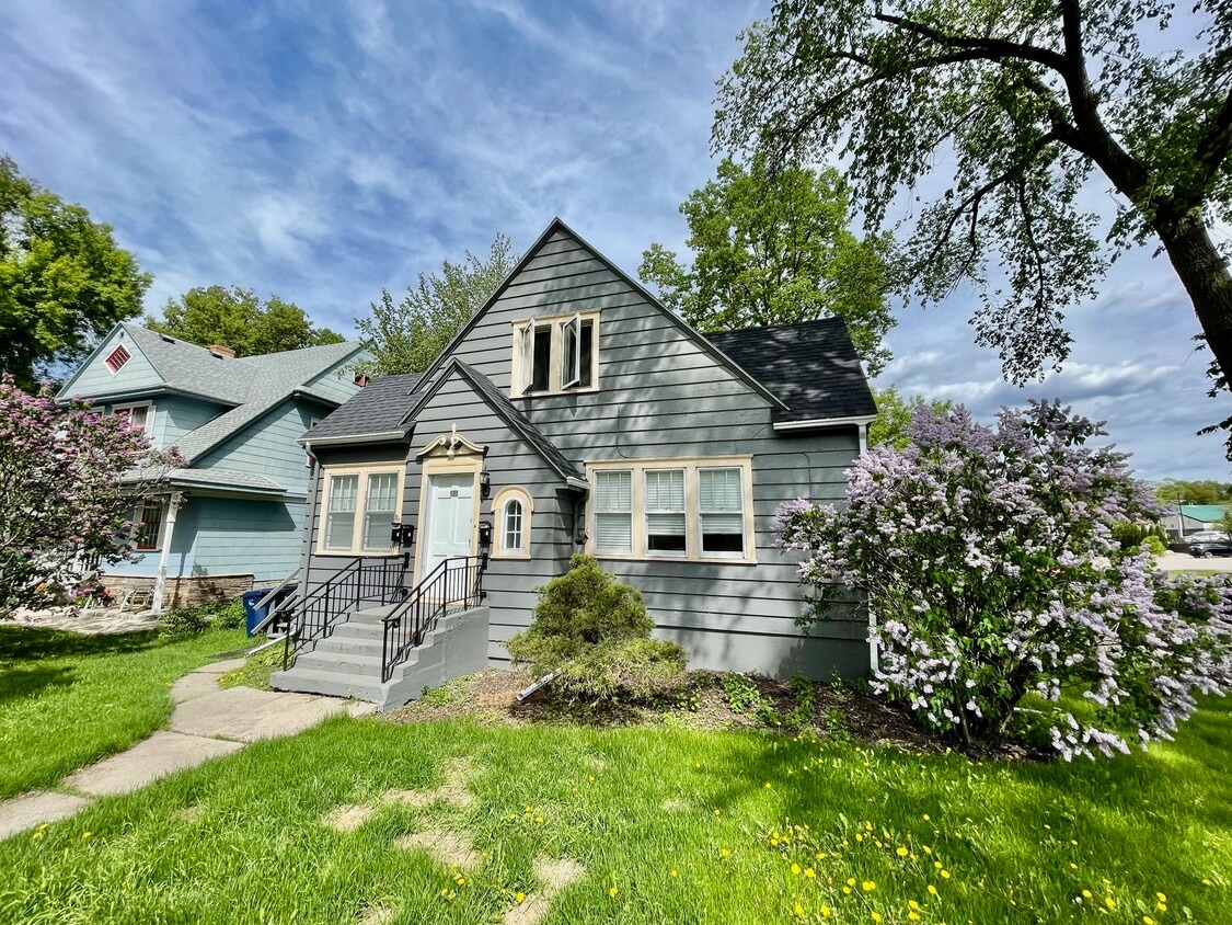 523 S Mill St, Fergus Falls, MN 56537 Townhome Rentals in Fergus