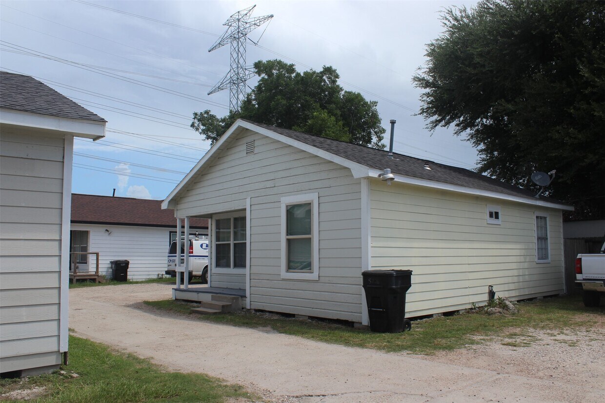 Building Photo - 5726 Gardendale Dr
