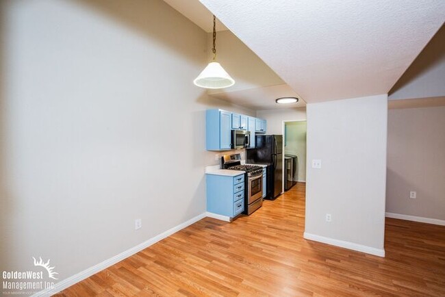 Building Photo - Beautifully updated 2Bdm 2Ba condo in the ...