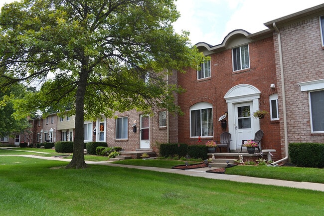 Building Photo - Royal Woods - Riverview, MI