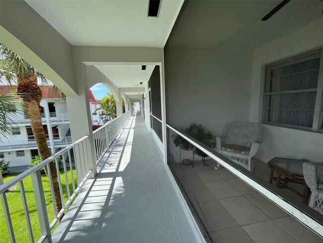 Building Photo - 581 Blue Heron Dr