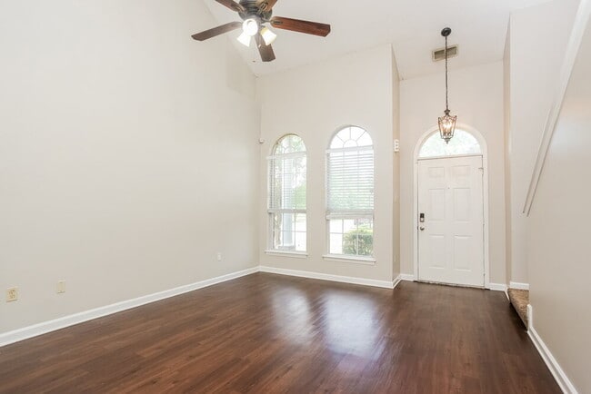 Building Photo - 6841 Charlotte Dr