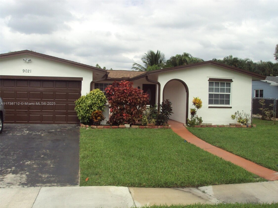 Foto principal - 9021 NW 18th Ct