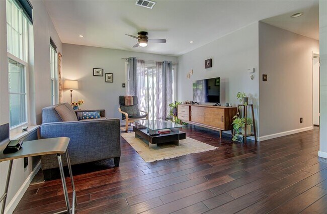 Foto del edificio - 807 Hill Wood Dr