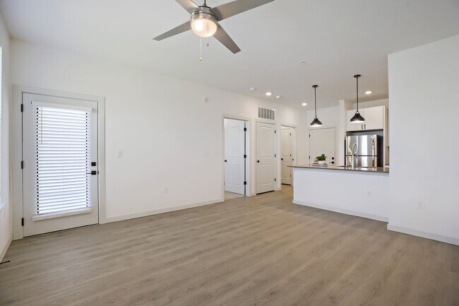 El diseño de concepto abierto del modelo BH-A1 (L) conecta la sala de estar con la cocina de forma fluida. Garrett Harvest Junction West, Longmont, CO. - Garrett Harvest Junction West