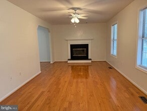 Building Photo - 9 Parkwood Ct