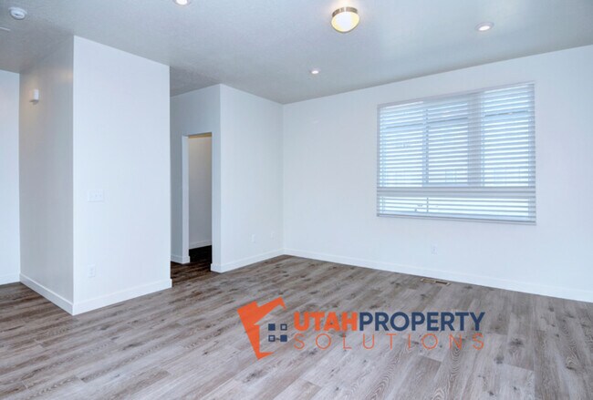 Building Photo - 1039 W 400 S