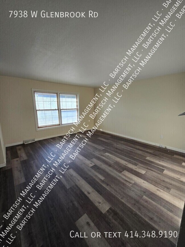 Foto del edificio - 7938 W Glenbrook Rd